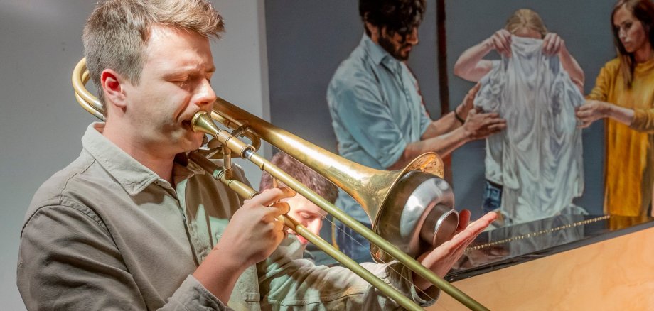 Kölner Posaunist Philipp Hayduk spielt die Posaune