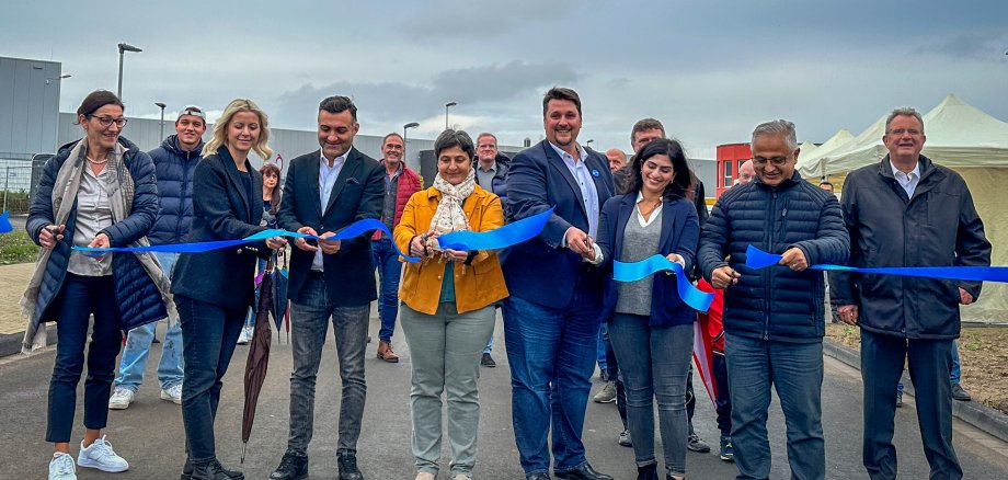 Bürgermeister Alexander Biber und Fadua Abou Taam (Amt für Straßenbau, Erschließung, Verkehr) mit Gewerbetreibenden am Junkersring