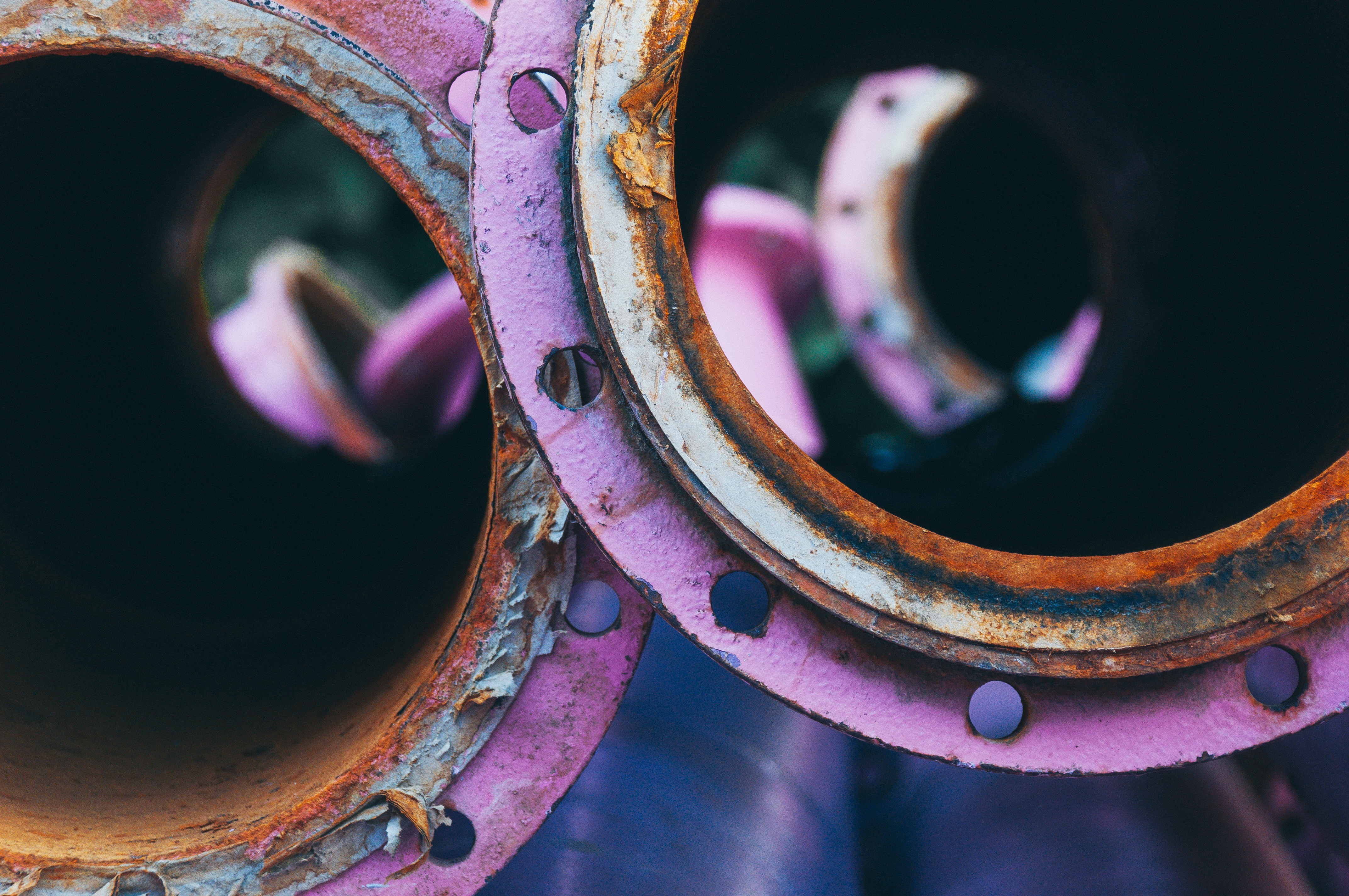 Zwei rostige Kanalrohre