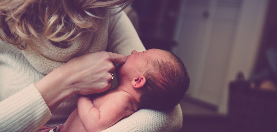 Mutter mit Baby auf dem Arm