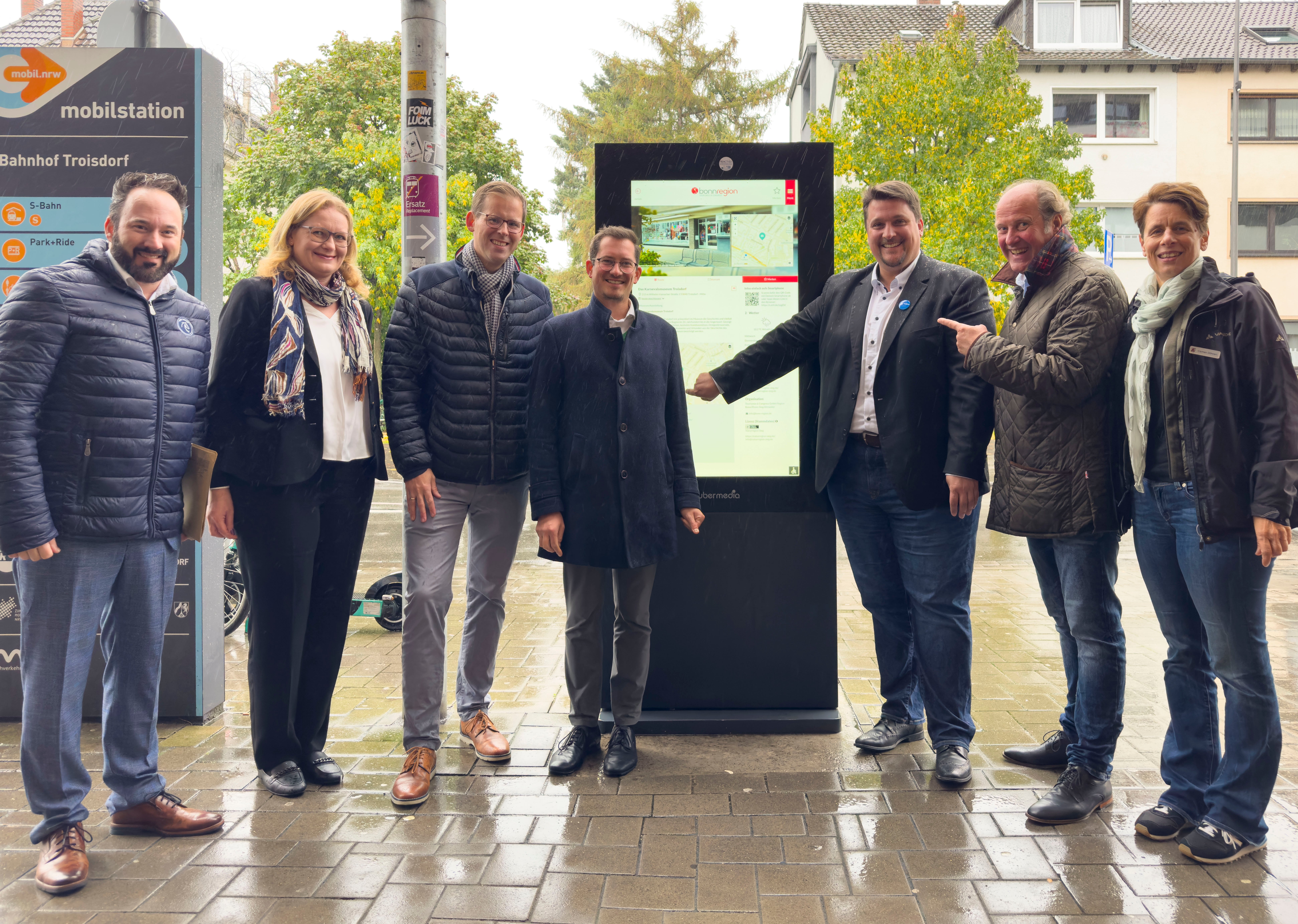 v.l. Ulrich Jünger (Projektleiter T & C GMBH), 2. Melanie Pohle (Betriebsleiterin Das Kronprinz Hotel), Fabian Wagner (Leiter Stabsstelle Digitalisierung), Max Schwerhoff (Projektkoordinator Smart City), Bürgermeister Alexander Biber, Udo Schäfer (Geschäftsführer T & C GmbH), Carmen Döhnert (Tourismusreferentin Rhein-Sieg-Kreis)