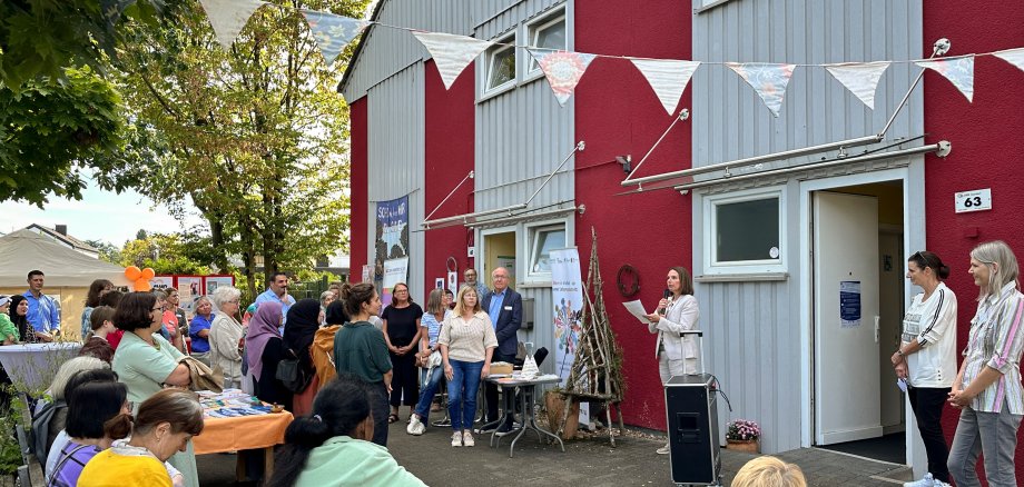 Die 1. Beigeordnete Tanja Gaspers begrüßt Besucher*innen der Infomesse