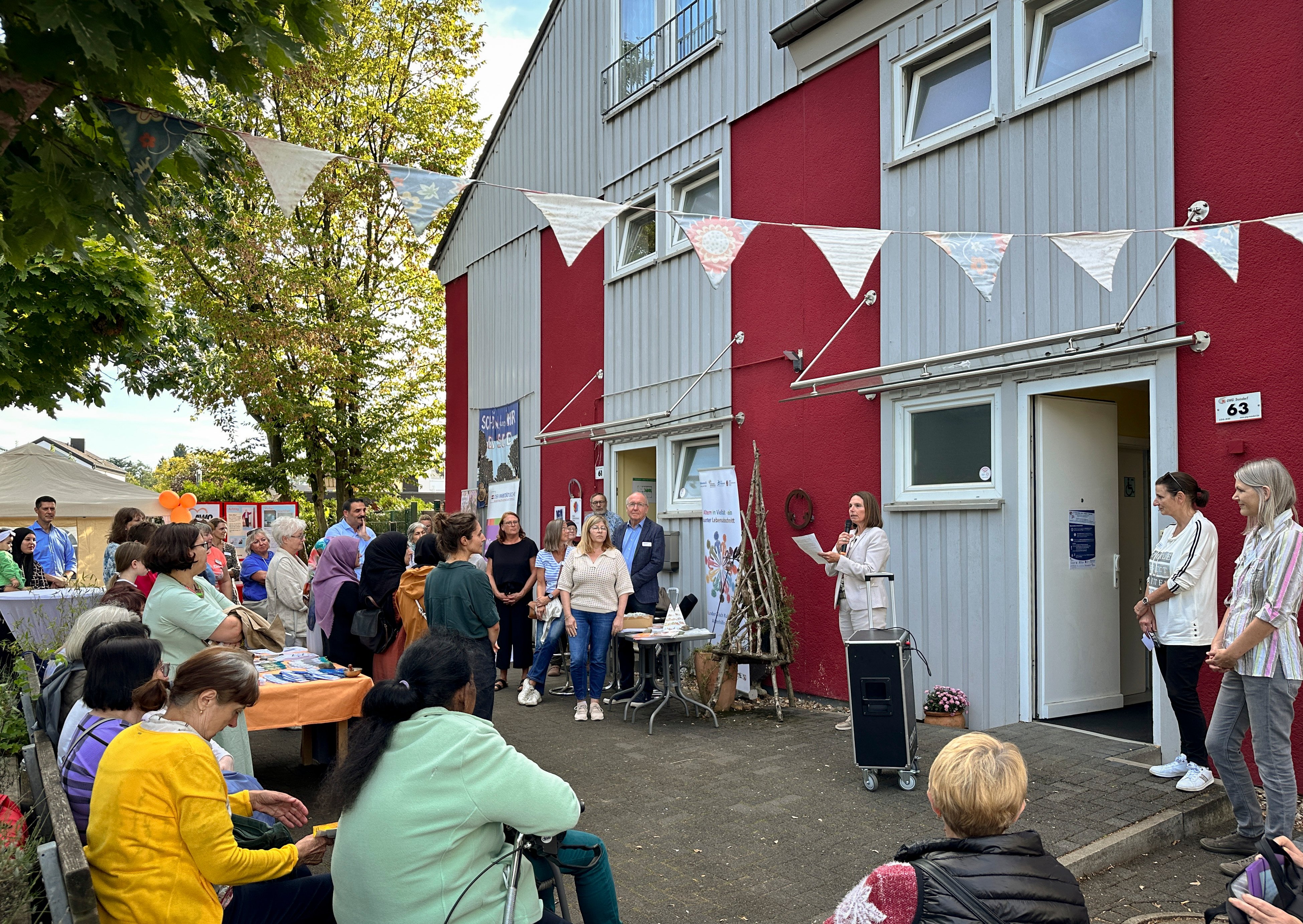 Die 1. Beigeordnete Tanja Gaspers begrüßt Besucher*innen der Infomesse
