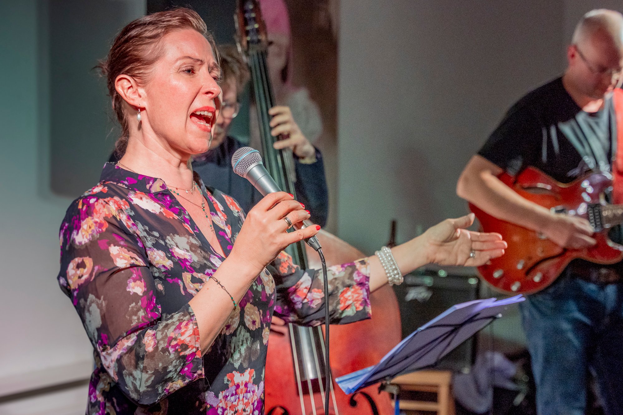 Sängerin Anette von Eichel mit Mikrofon und Musikern