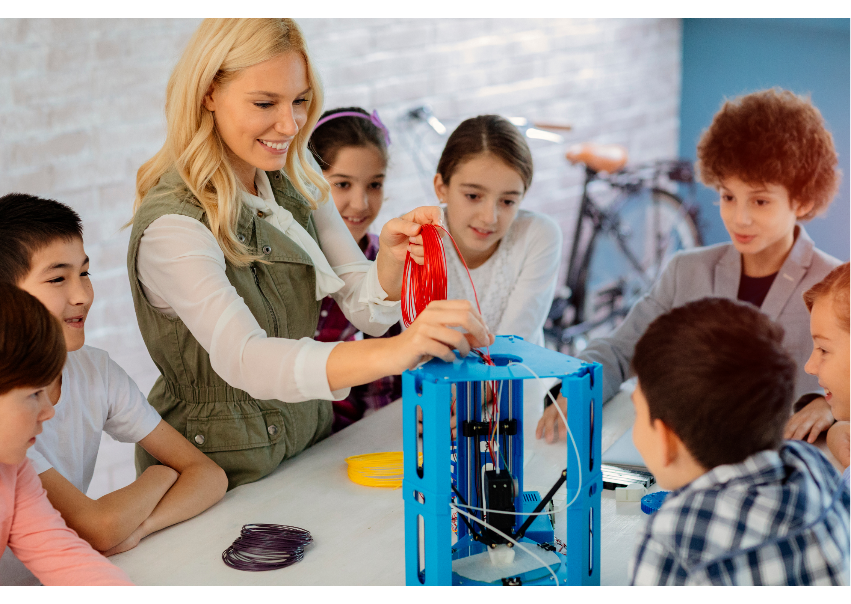 Kinder mit einer Frau am 3D-Drucker