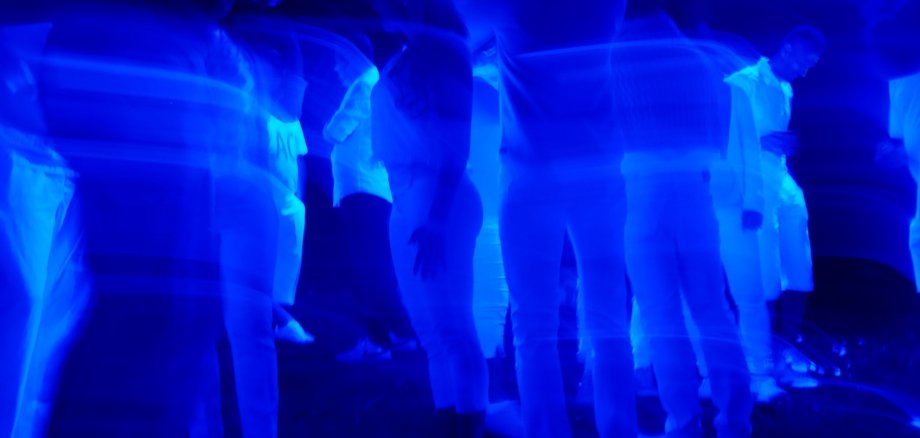 Menschen stehen unter UV-Licht