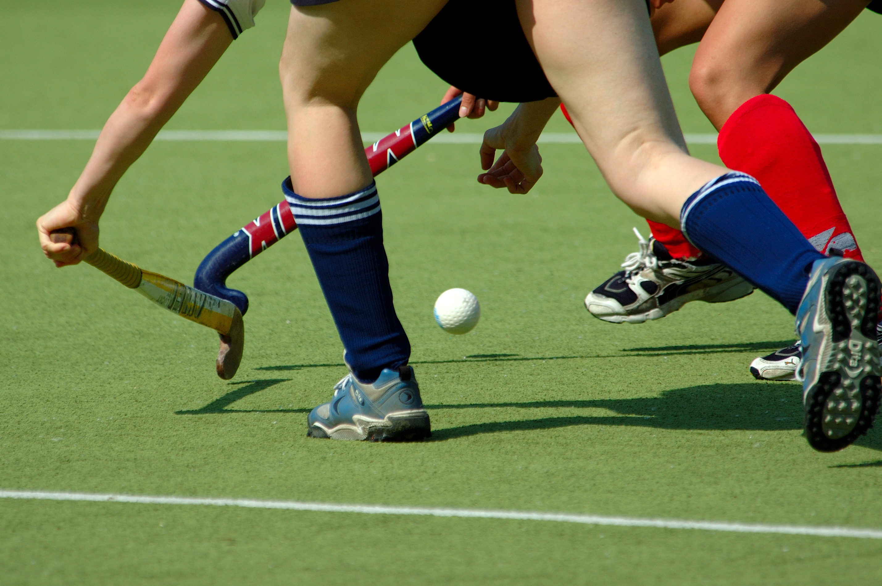Beine von Hockeyspieler*innen