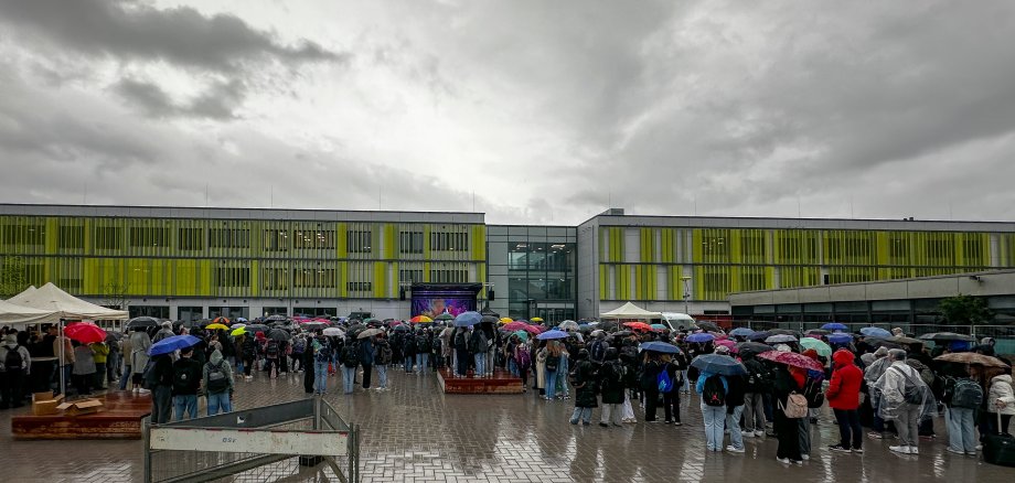 Schüler*innen auf dem Schulhof vor dem Neubau