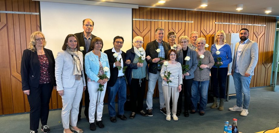 v.l. Ulrike Hanke (Leiterin Amt für Soziales, Wohnen und Integration) 1. Beigeordnete Tanja Gaspers, Klaus Reichwein, Huberta Krische, Hung Nguyen, Heidi Woll, Manfred Sträßer, Beate Kühle (vorne), Anne Frunzek, Irmgard Berger-Orsag, Klaus Over, Felicitas Schiefer, Kirsten Bentlage (Koordination Netzwerk Integration der Stadt Troisdorf, Oguzhan Aytac, Vorsitzender des Integrationsrates)