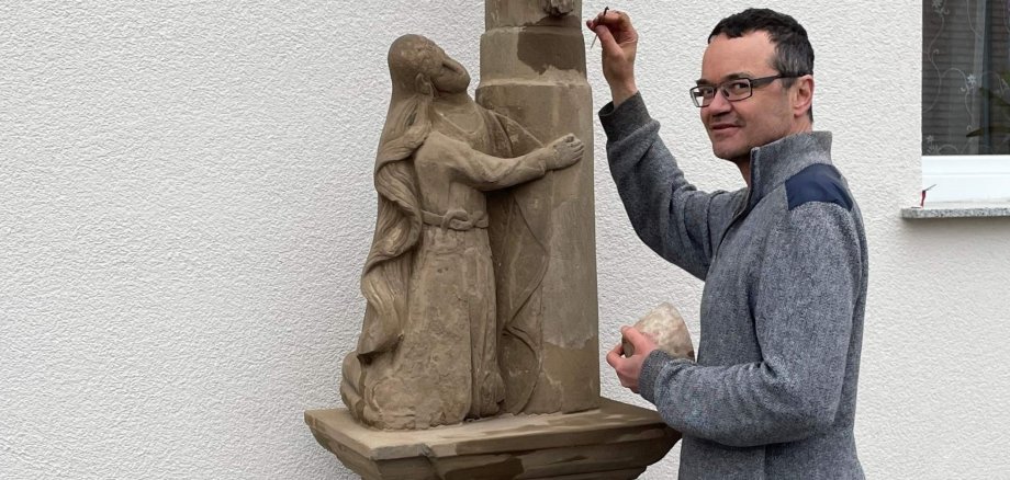 Restaurator Stefan Gloßner besserte das beschädigte Kreuz in der Kochenholzstraße aus. 