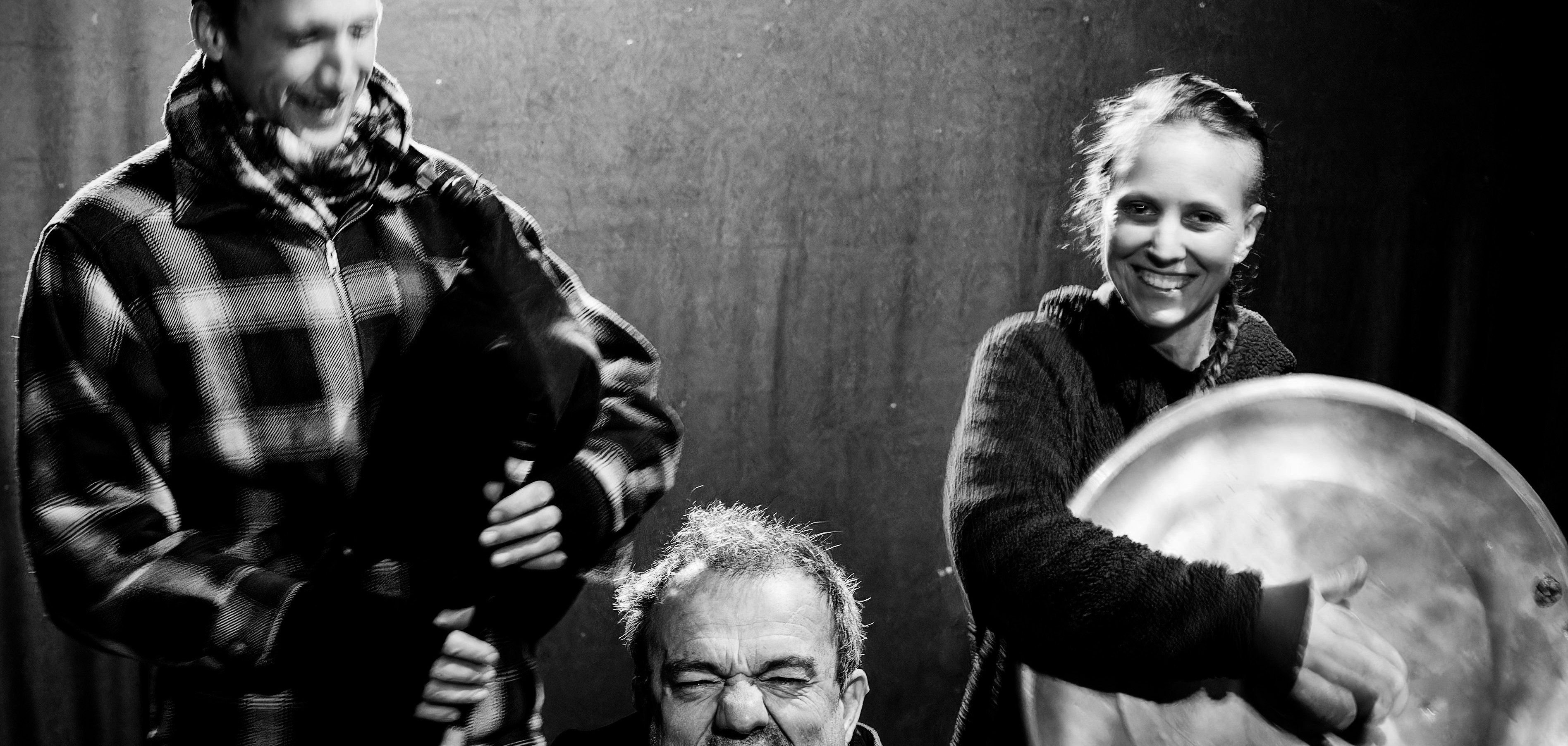 Gésir besteht aus den drei herausragenden Musikern Jean-Luc Guionnet (Elektronische Orgel), Julien Desailly (Gajda) und Camille Émaille (Perkussion).