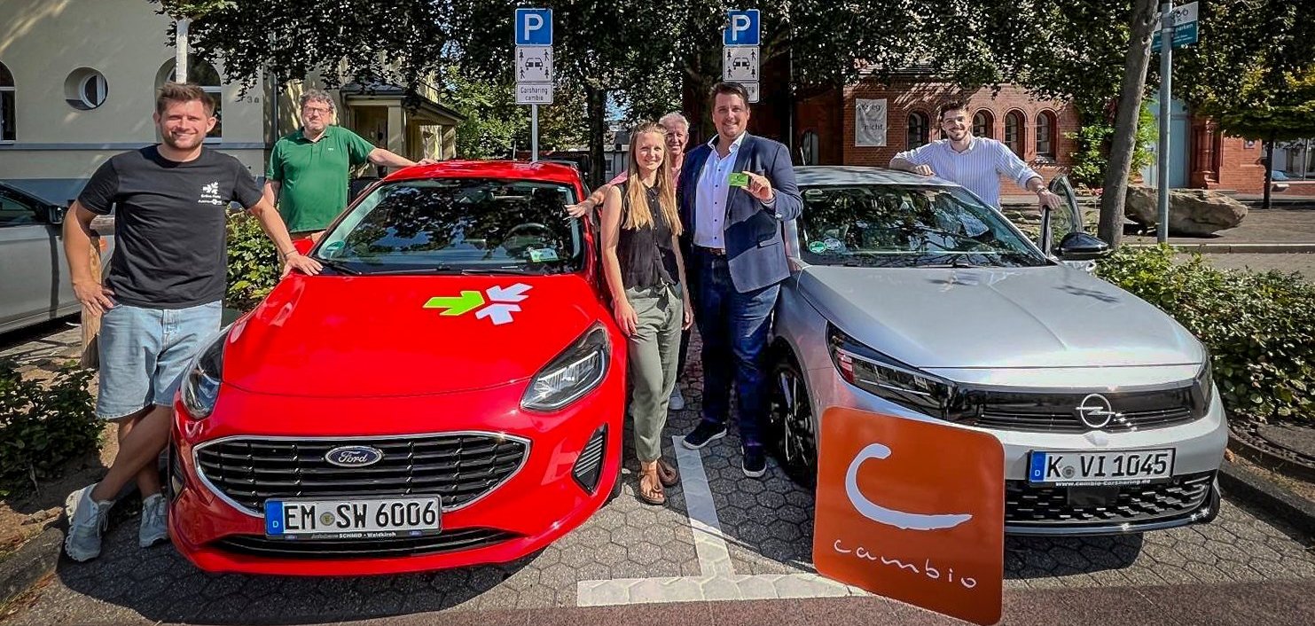 Bürgermeister Alexander Biber (m.) mit seinen Verwaltungsfachleuten sowie den Vertretern der beiden neuen CarSharing-Anbieter Matthias Weber von Cambio CarSharing (r.) und Jonas Schmid (l.) von Grüne Flotte