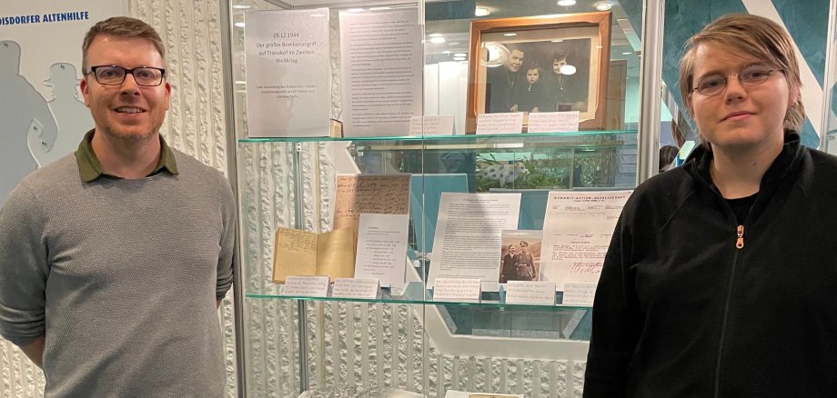 Elisa Timmer (Auszubildende im Stadtarchiv) und Christian Fuchs (Mitarbeiter im Stadtarchiv) während der Gestaltung der Ausstellung (Foto: Stadtarchiv Troisdorf)