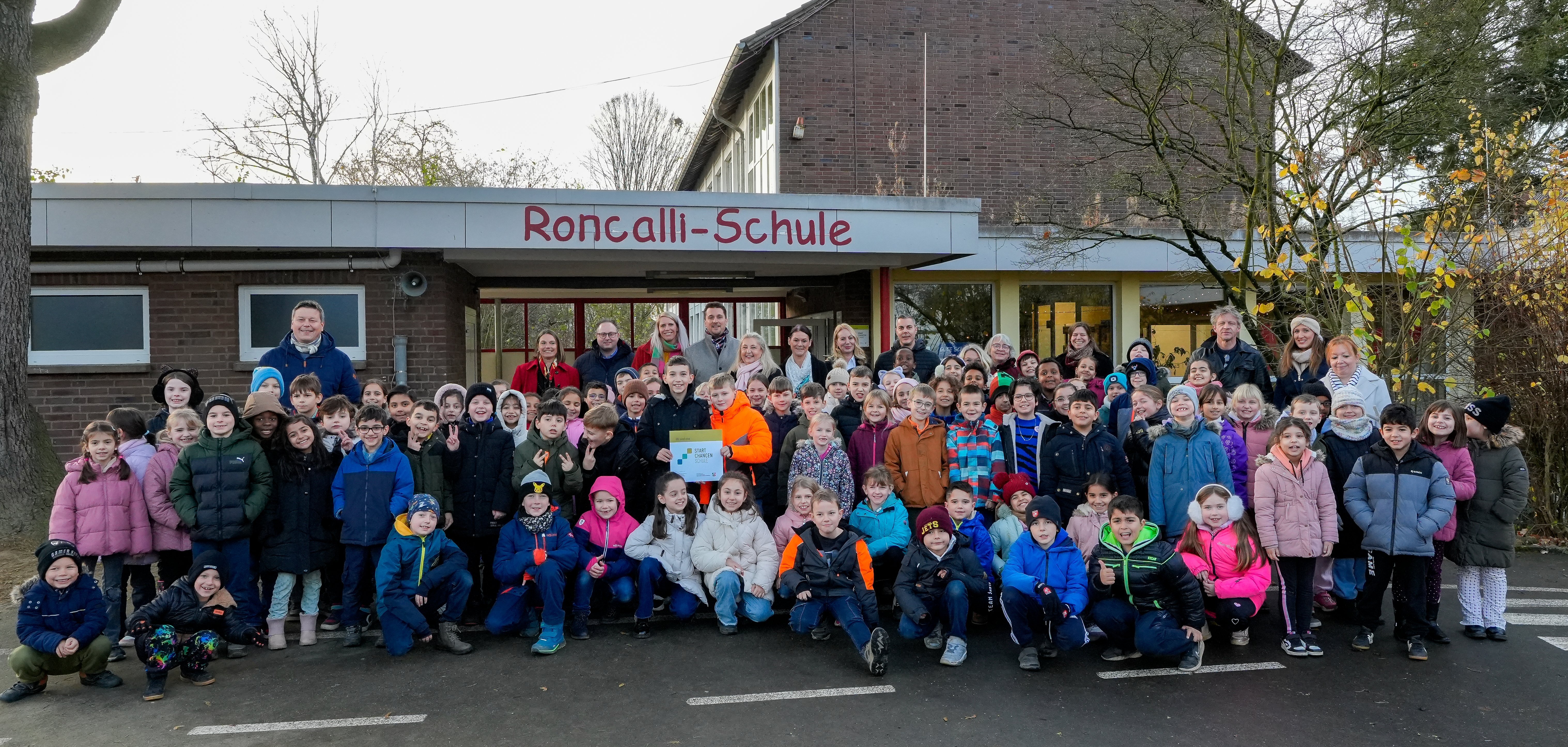 Kinder und Lehrer*innen der Roncalli-Schule freuen sich über die Förderung.