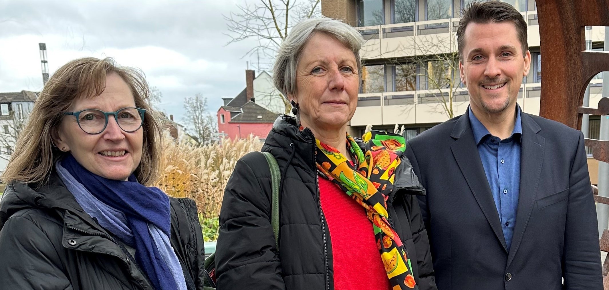 Pfarrerin Katharina Plume, Claudia Gabriel vom Caritasverband und Bürgermeister Alexander Biber werben für die erste ZWAR-Gruppe  in Troisdorf