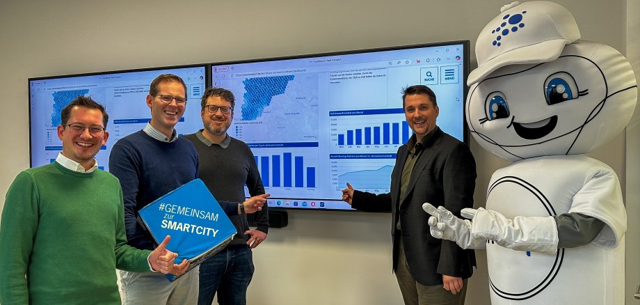 v.l. Max Schwerhoff (Projektkoordinator Smart City), Fabian Wagner (Leiter der Stabsstelle Digitalisierung) Daniel Euler (Leiter der Stabsstelle Strategische Mobilitätsplanung und Klimawandelvorsorge), Bürgermeister Alexander Biber, Smarta