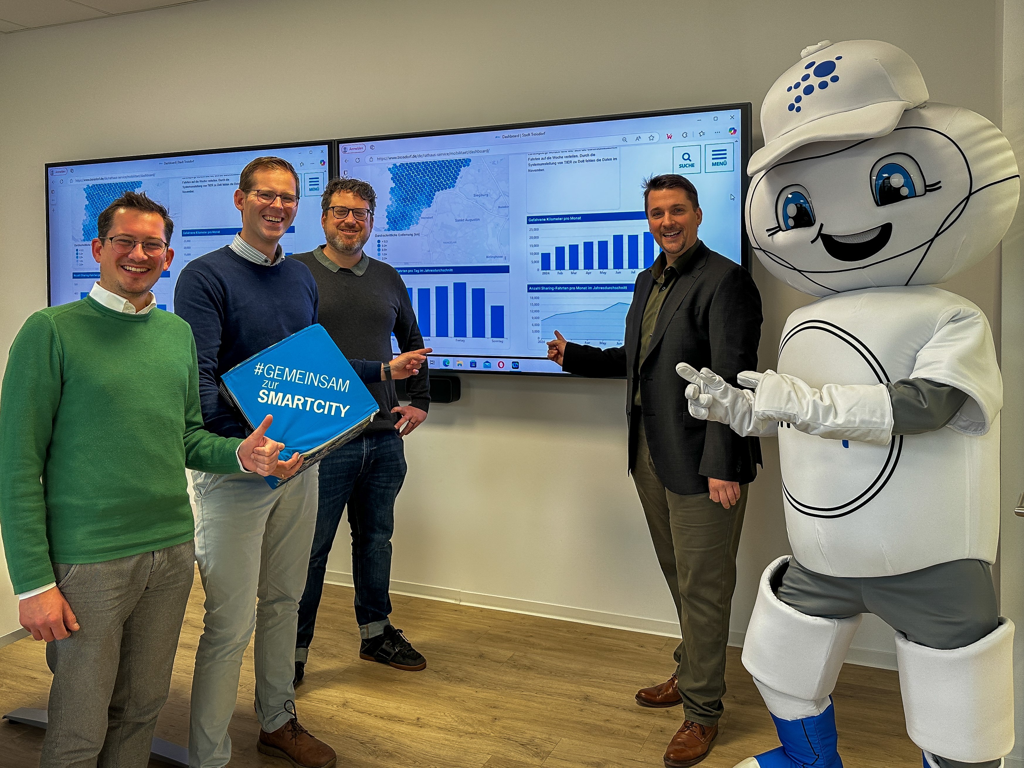 v.l. Max Schwerhoff (Projektkoordinator Smart City), Fabian Wagner (Leiter der Stabsstelle Digitalisierung) Daniel Euler (Leiter der Stabsstelle Strategische Mobilitätsplanung und Klimawandelvorsorge), Bürgermeister Alexander Biber, Smarta