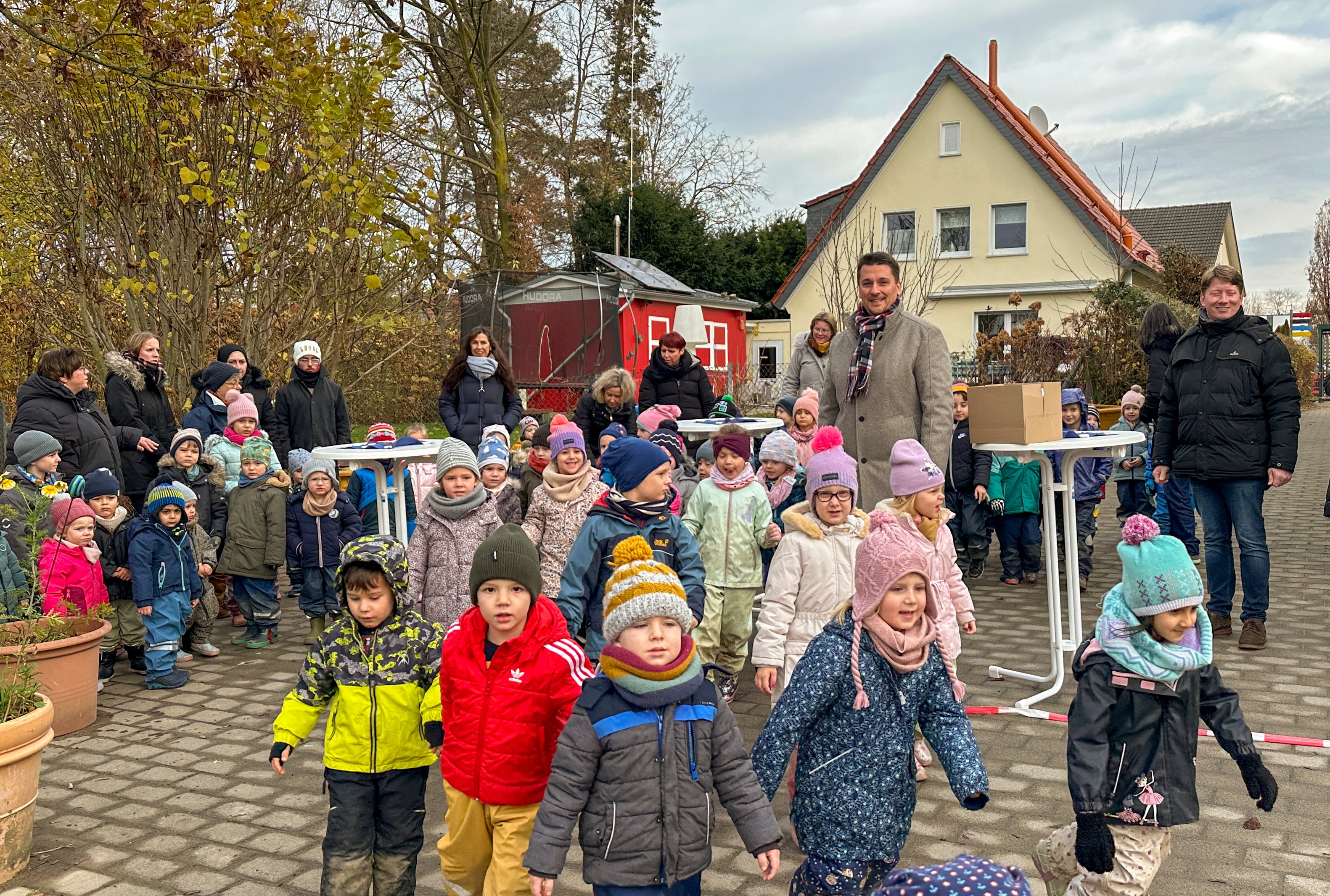Die Kinder erobern ihren neuen Spielplatz