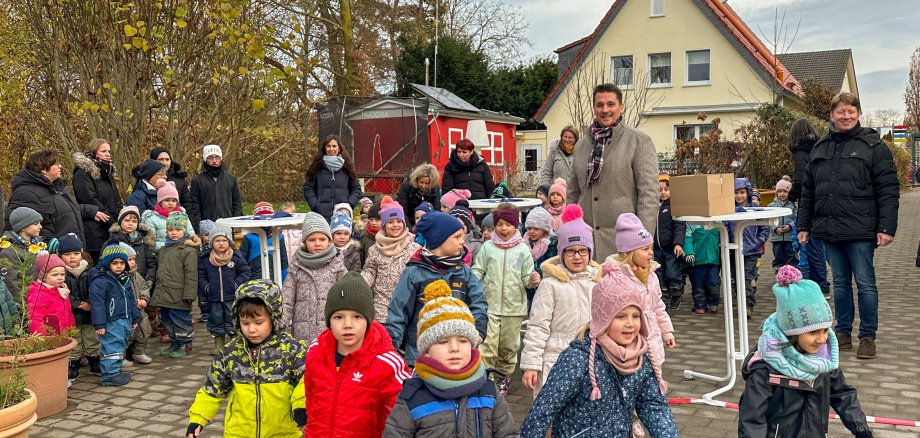 Die Kinder erobern ihren neuen Spielplatz
