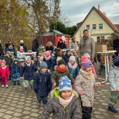 Die Kinder erobern ihren neuen Spielplatz