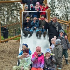 Die Kinder der Kita mit Bürgermeister Alexander Biber und Leiterin der Kita Sonja Heppner  