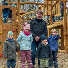 Friedrich Gieraths mit Kindern auf dem neuen Spielplatz