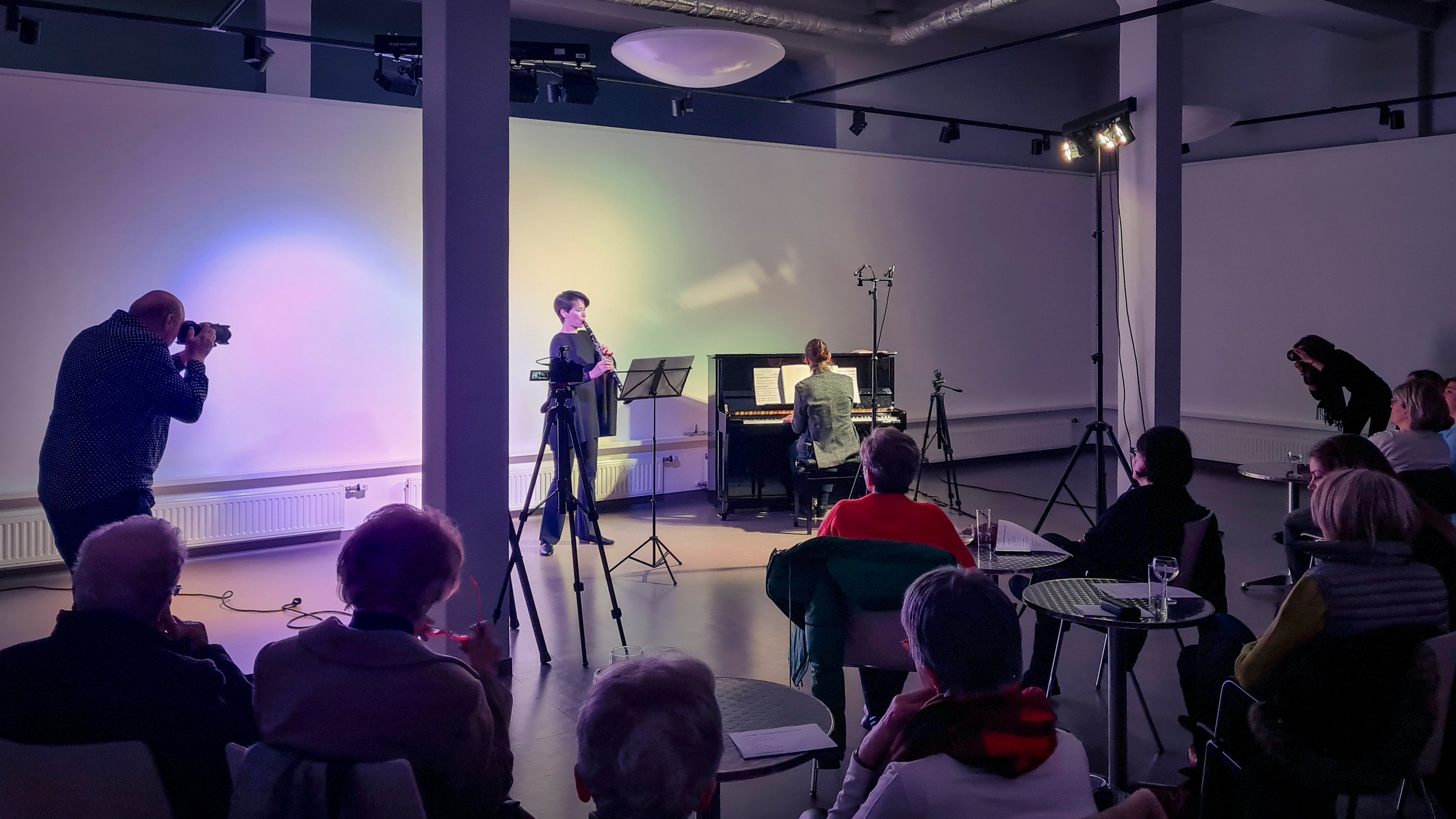 Frank Baquet (links) in seinem Element, als Fotograf während des Konzerts