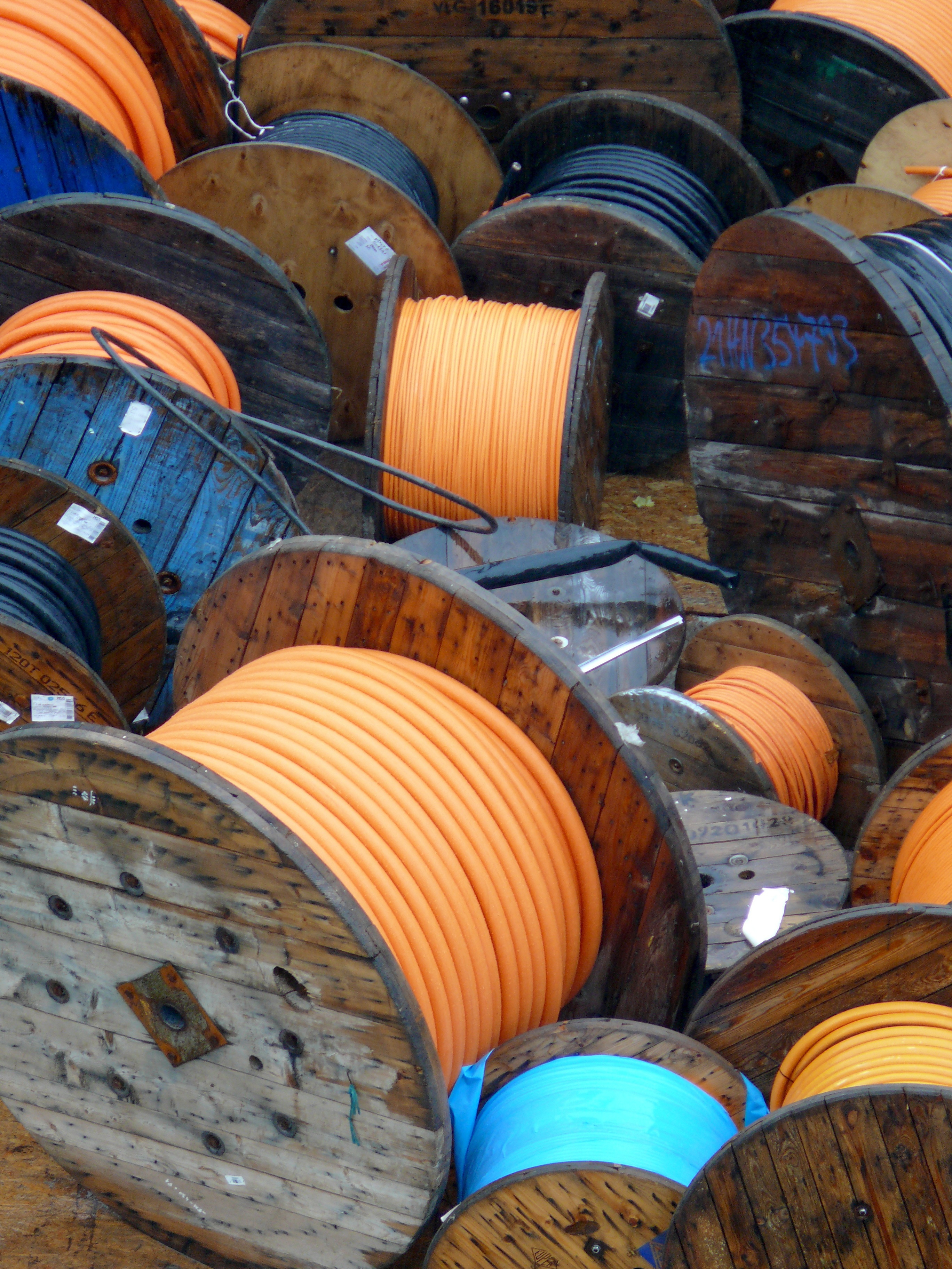 Kabeltrommeln auf Baustelle