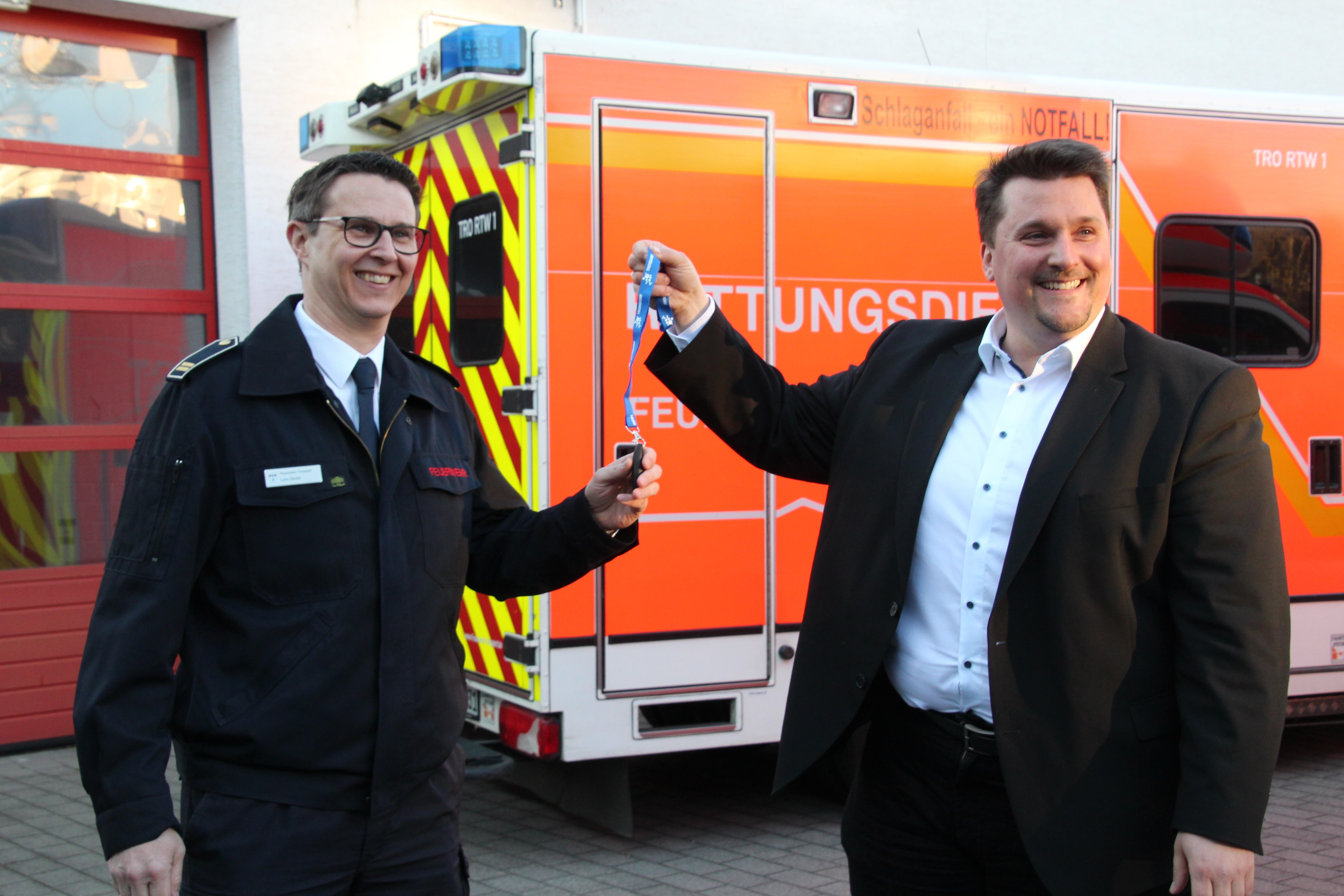 Bürgermeister Alexander Biber mit dem Leiter der Troisdorfer Feuerwehr, Lars Gödel.