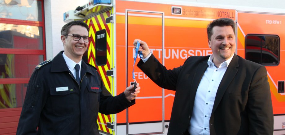 Bürgermeister Alexander Biber mit dem Leiter der Troisdorfer Feuerwehr, Lars Gödel.