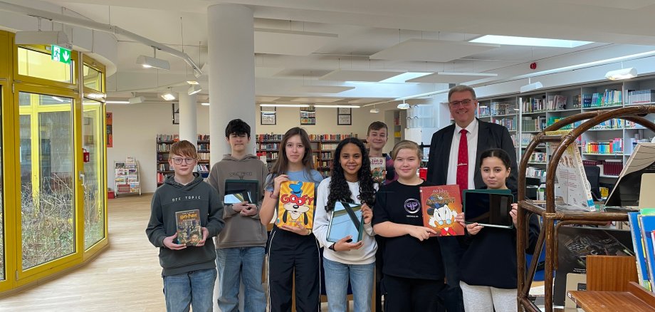 Dr. Michael Käufer mit Schüler*innen der Europaschule in der Stadtbibliothek