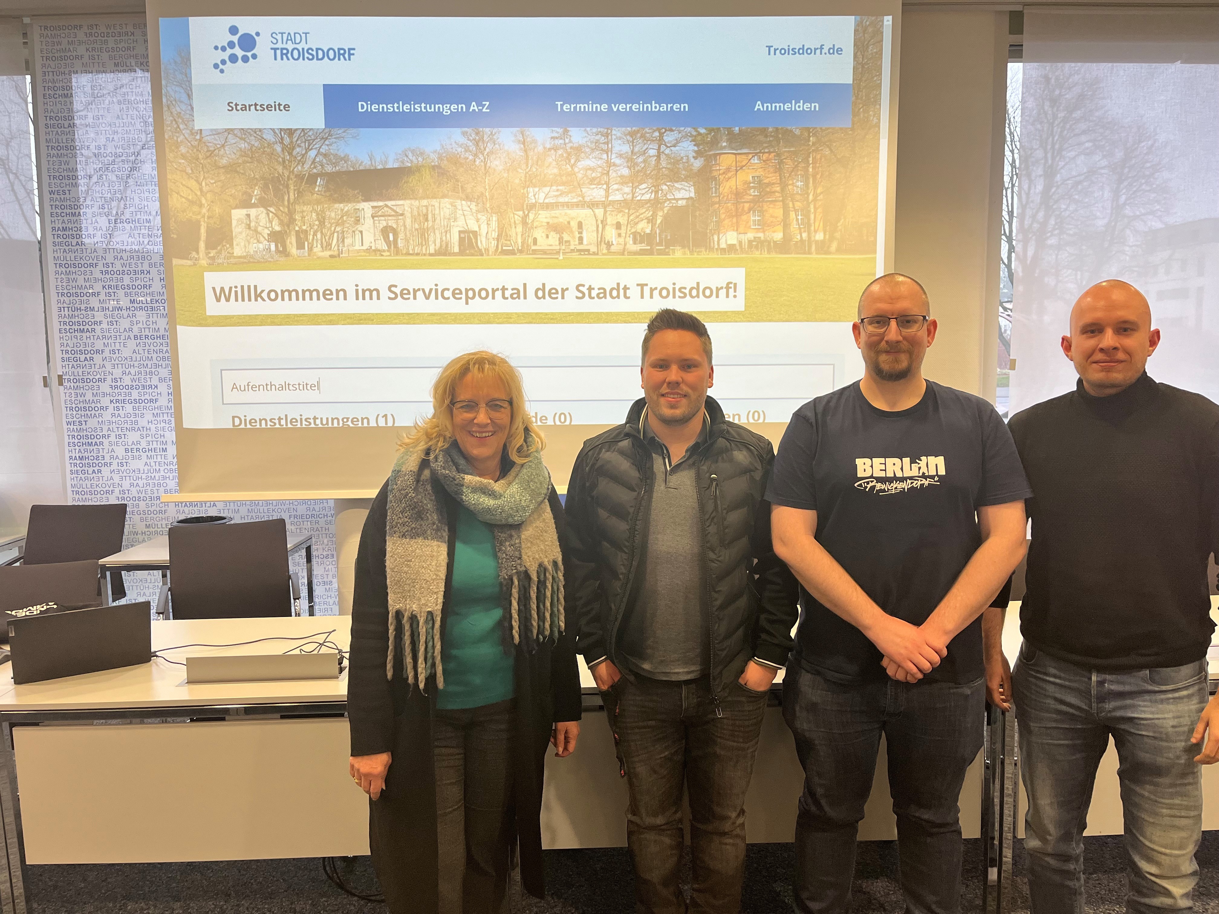 v.l.n.r. Ulrike Hanke (Amtsleiterin vom Amt für Soziales, Wohnen und Integration), Herr Weidmann (Ausländerangelegenheiten / Einbürgerungen), Herr Schmidt (Ausländerangelegenheiten / Einbürgerungen) und Sebastian Glees (Stabsstelle Digitalisierung)