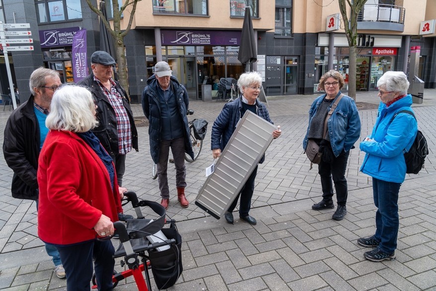v.l. Horst Oberhaus, Gabriele Rodriguez, Frank Lang, Wolfgang Ashenbrenner, Angela Pollheim mit der mobilen Rampe, Angelika Blauen und Elfriede Schulze 