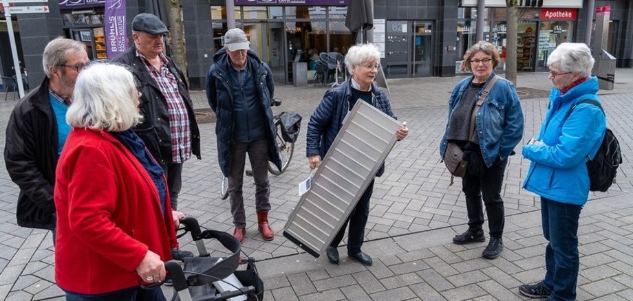 v.l. Horst Oberhaus, Gabriele Rodriguez, Frank Lang, Wolfgang Ashenbrenner, Angela Pollheim mit der mobilen Rampe, Angelika Blauen und Elfriede Schulze 