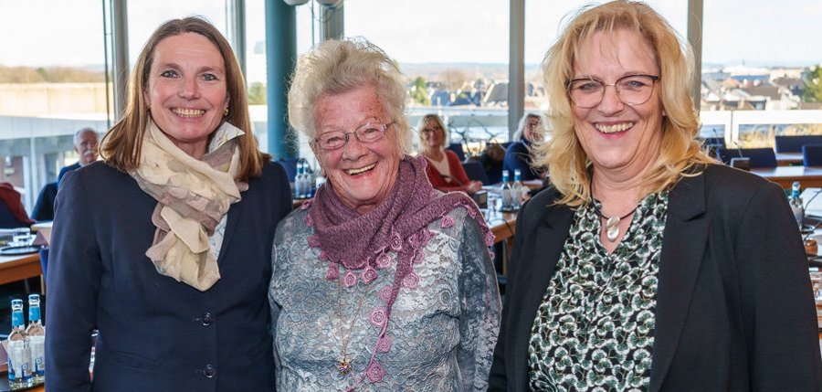 v.l. Erste Beigeordnete Tanja Gaspers, Monika Mues und Sozialamtsleiterin Ulrike Hanke