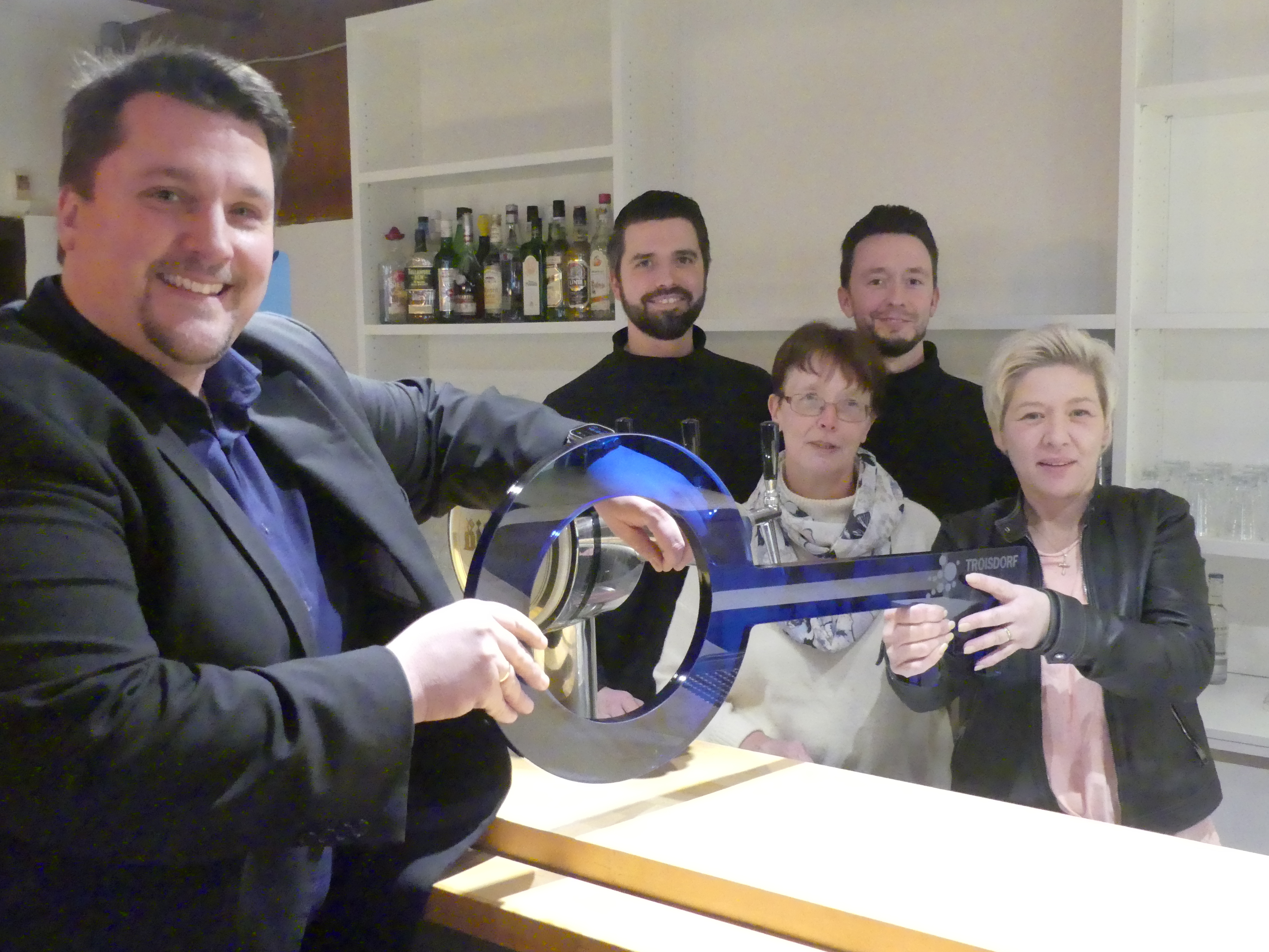 Schlüsselübergabe an die neue Pächterin: Bürgermeister Alexander Biber, Sebastian, Sabine und Florian Gasparics mit Steffi Böckem (v.l.n.r.), Bild: Hans-Werner Klinkhammels