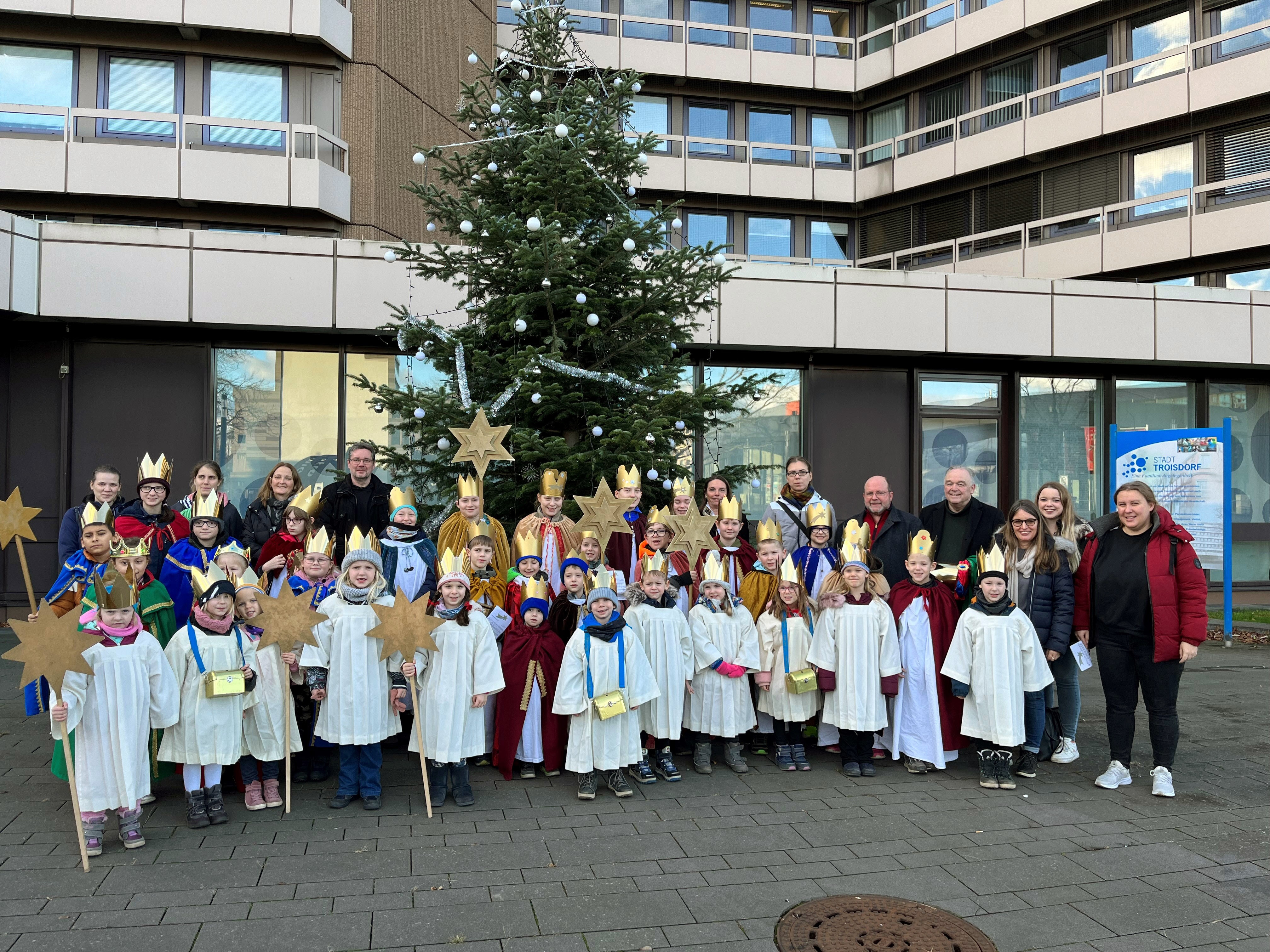 Sternsinger vor dem Rathaus