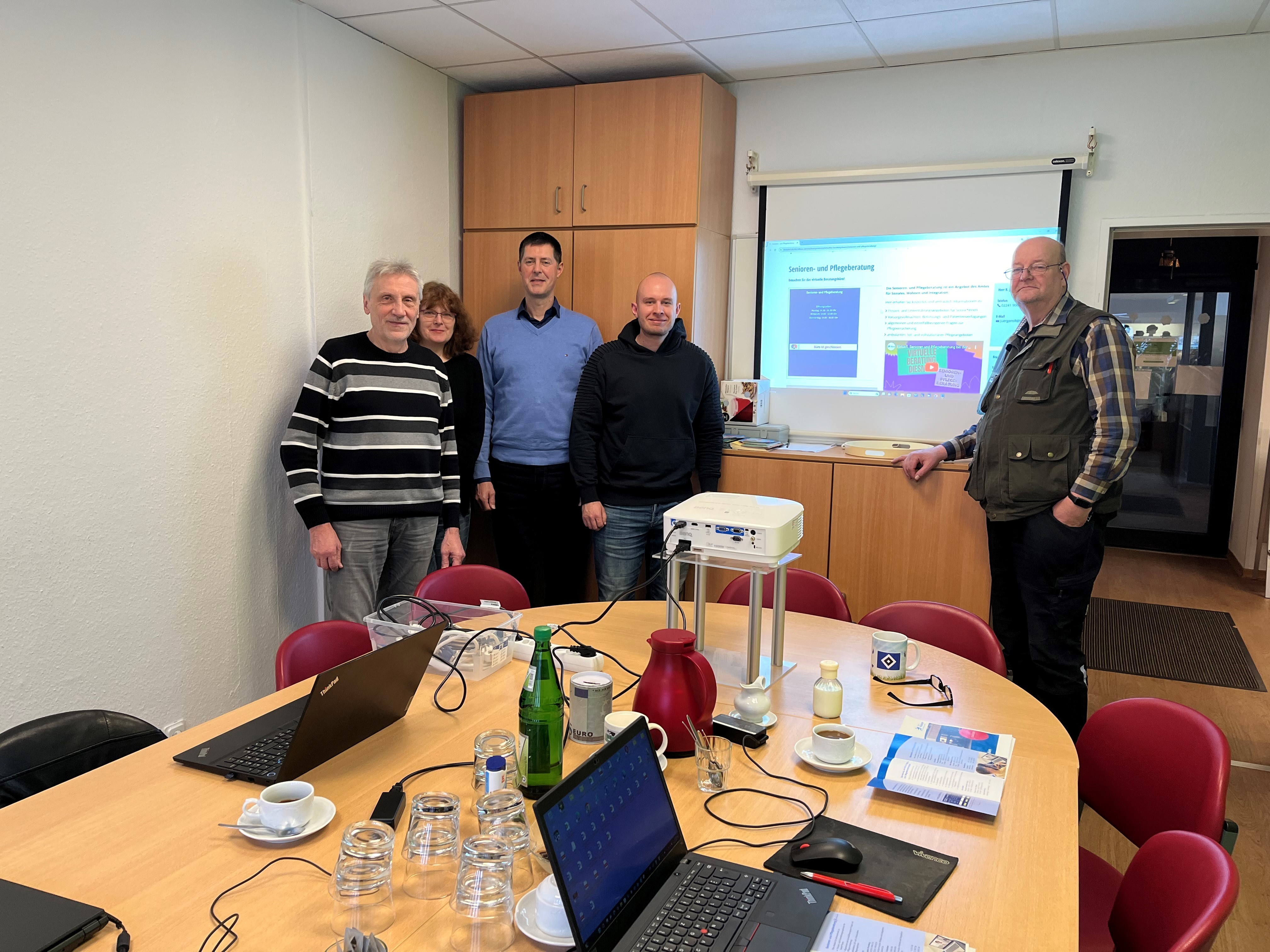 v.l.n.r. Alfons Romberg (Vorstandsmitglied AWO Troisdorf-Mitte), Gabi Jaax (Vorstandsmitglied AWO Troisdorf-Mitte), Ralf Jürgens (Senioren- und Pflegeberatung Stadt Troisdorf), Sebastian Glees (Stabsstelle Digitalisierung) und Heinz Dähmlow (Mitarbeiter AWO Troisdorf-Mitte)