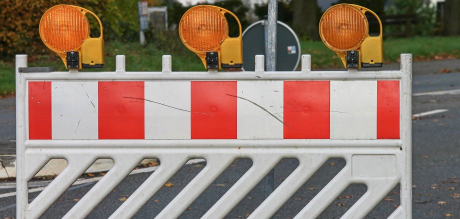 Straßensperre und drei gelbe Warnlampen