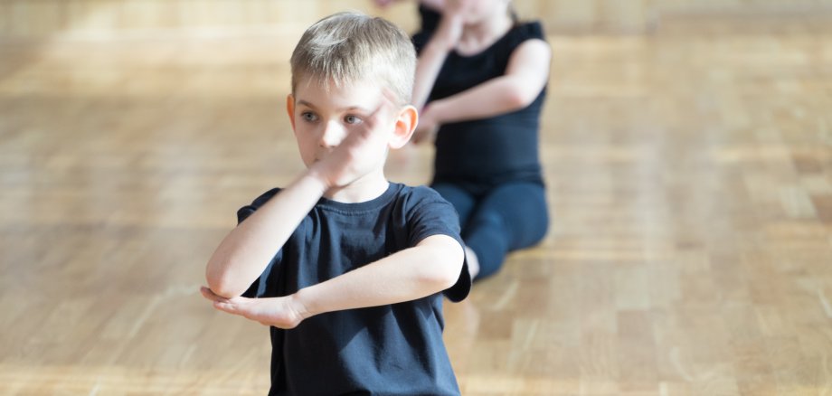 Kinder bei der Gymnastik (Halle)