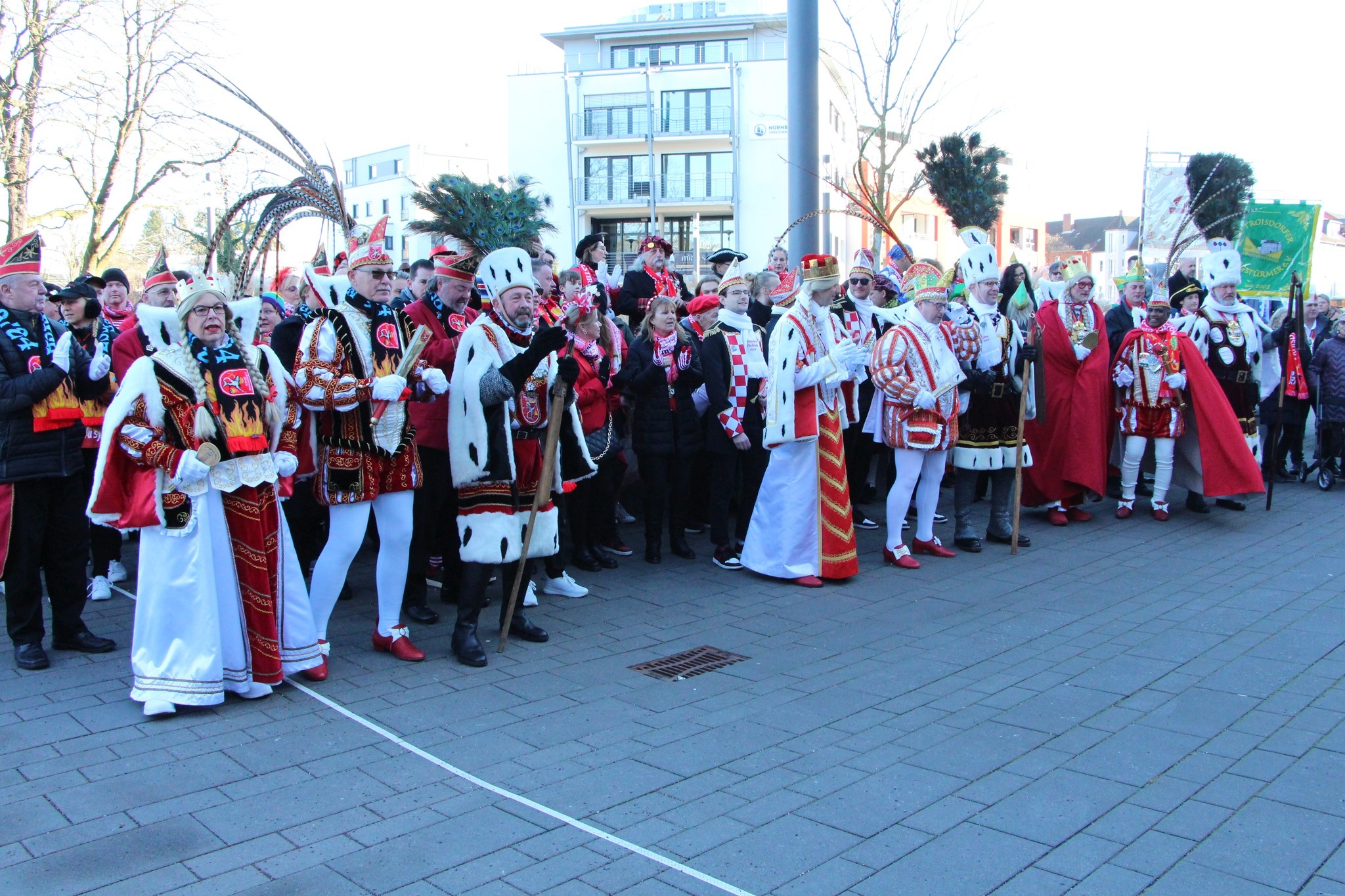 Jecke Karnevalisten vor dem Rathaus