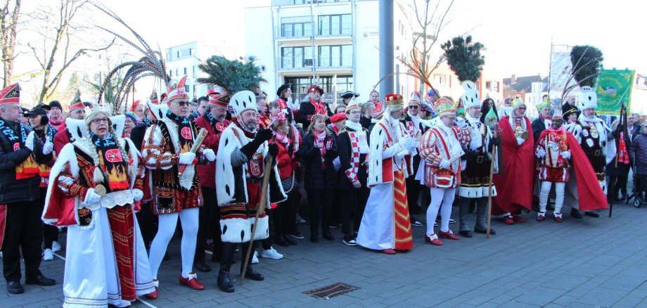 Jecke Karnevalisten vor dem Rathaus