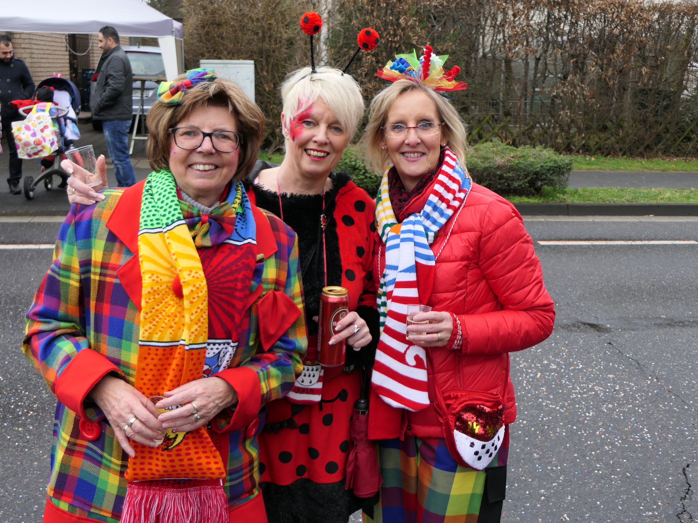 Drei weibliche Jecken beim Karnevalszug