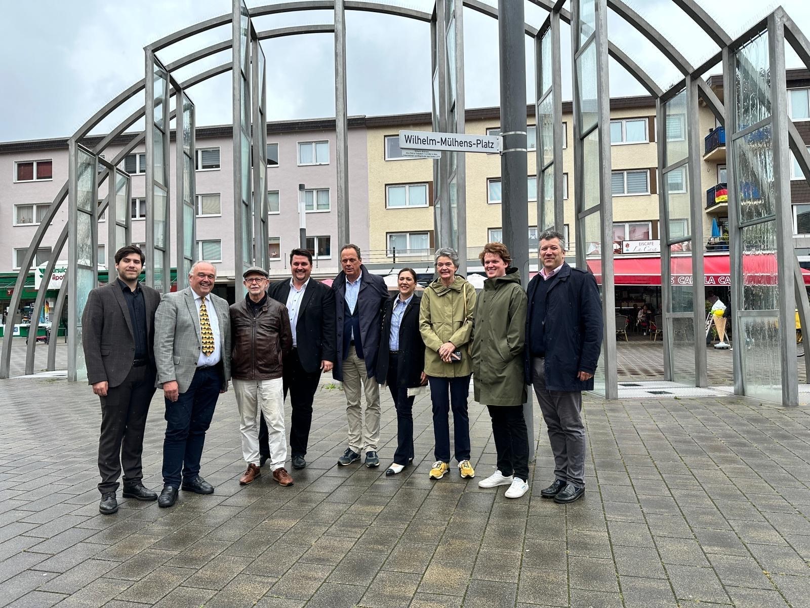 Bei einem Pressetermin Anfang Juli übergab Bürgermeister Alexander Biber der Öffentlichkeit den neuen Wilhelm-Mülhens-Platz gemeinsam mit Nachfahren der Familie Mülhens und Vertreter*innen des Heimat- und Geschichtsvereins Troisdorf (HGT). 