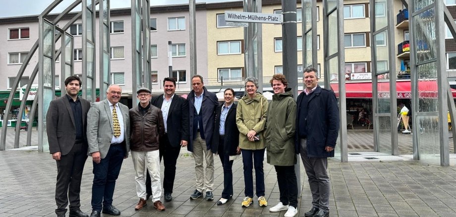 Bei einem Pressetermin Anfang Juli übergab Bürgermeister Alexander Biber der Öffentlichkeit den neuen Wilhelm-Mülhens-Platz gemeinsam mit Nachfahren der Familie Mülhens und Vertreter*innen des Heimat- und Geschichtsvereins Troisdorf (HGT). 