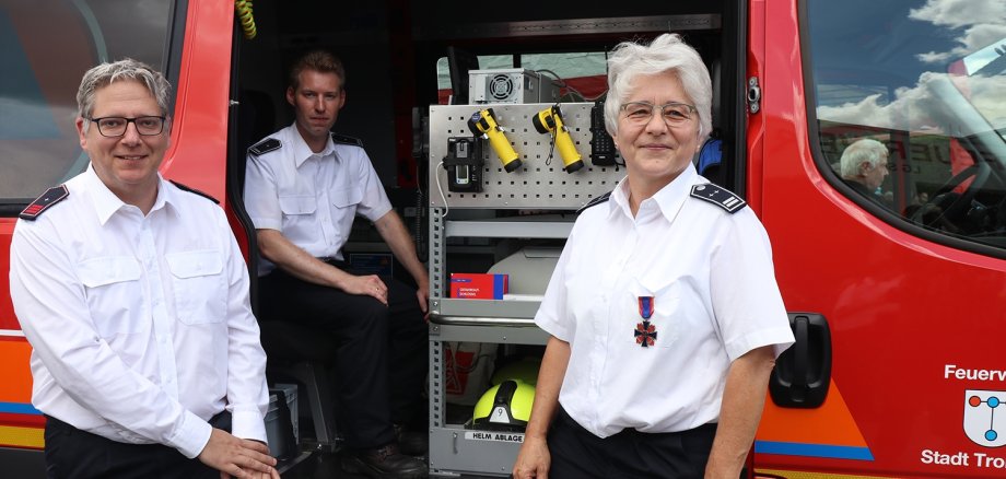 Feuerwehrleute vor neuem Messfahrzeug