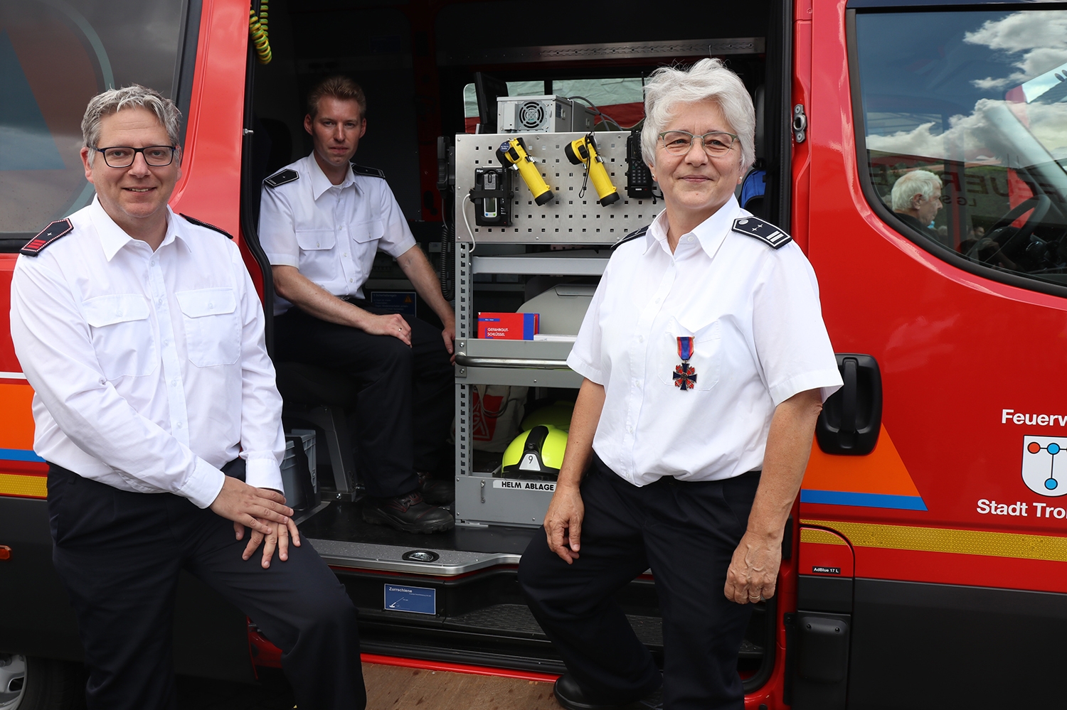 Feuerwehrleute vor neuem Messfahrzeug