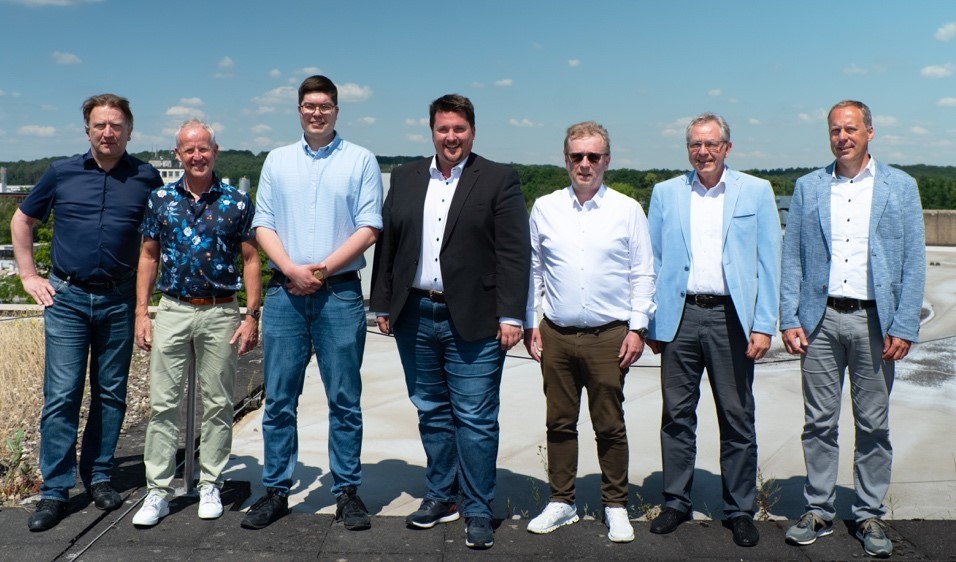 Männer erklären bei der Auftaktveranstaltung vom 26. Juni 2024 zur weiteren Durchführung der Deichsanierung an der Agger