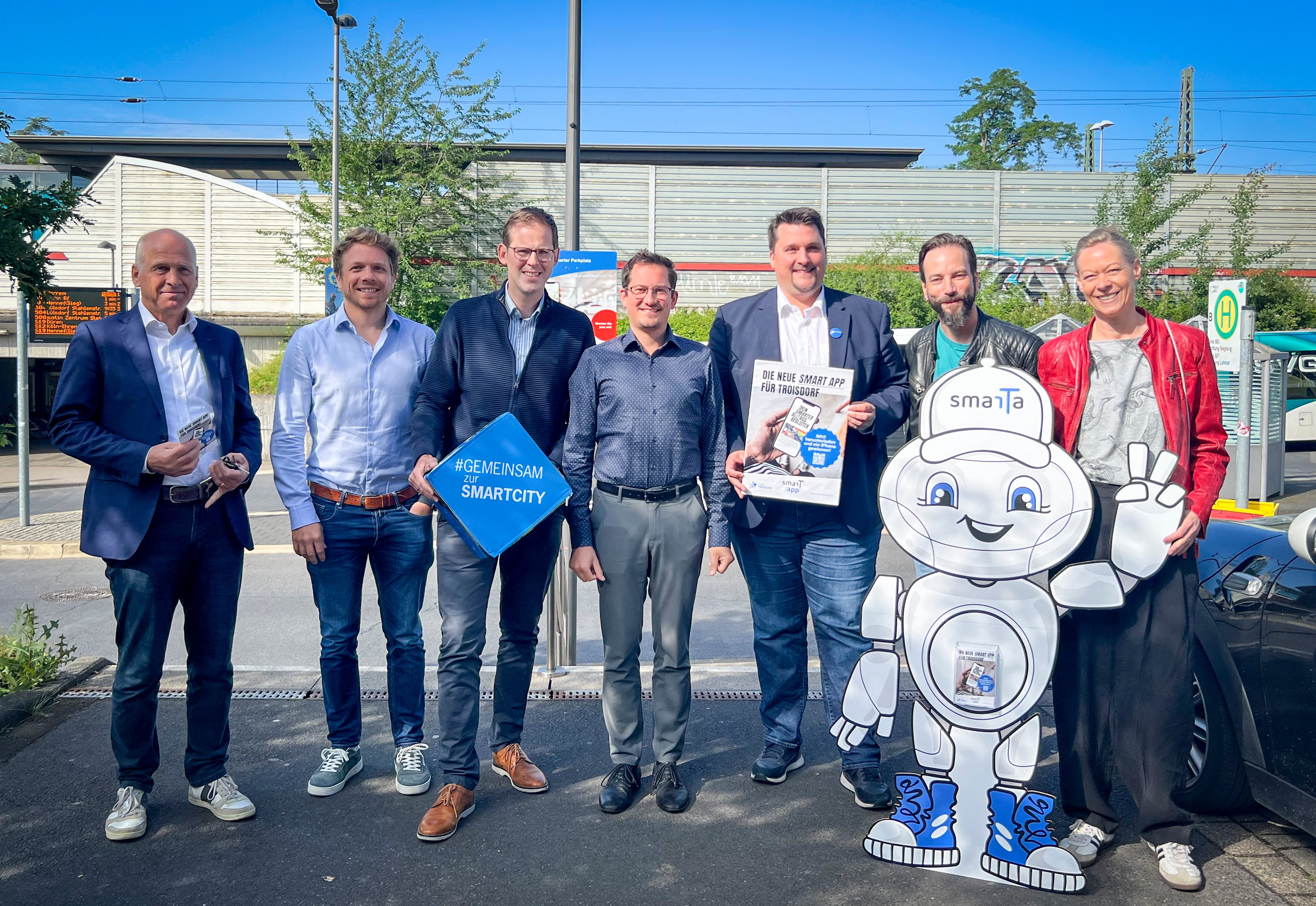 v.l. Ulrich Keinath (projekt2508 GmbH), Tim Cleffmann (DKSR), Fabian Wagner und Max Schwerhoff (Stabsstelle Digitalisierung), Bürgermeister Alexander Biber, Jule und Matthias Zimmer