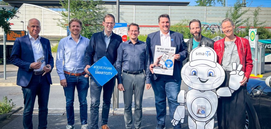 v.l. Ulrich Keinath (projekt2508 GmbH), Tim Cleffmann (DKSR), Fabian Wagner und Max Schwerhoff (Stabsstelle Digitalisierung), Bürgermeister Alexander Biber, Jule und Matthias Zimmer